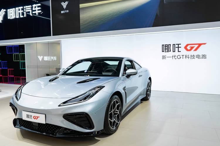 广州340哪吒汽车在智能汽车领域的表现，领途汽车在新能源汽车市场中的影响力